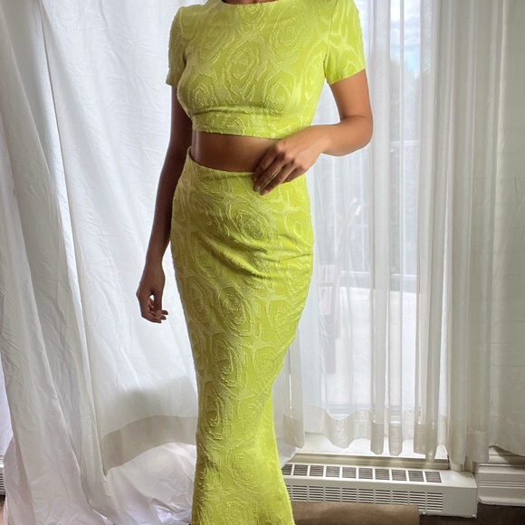 Green Skirt and Backless Top Set - Picture 6 of 6